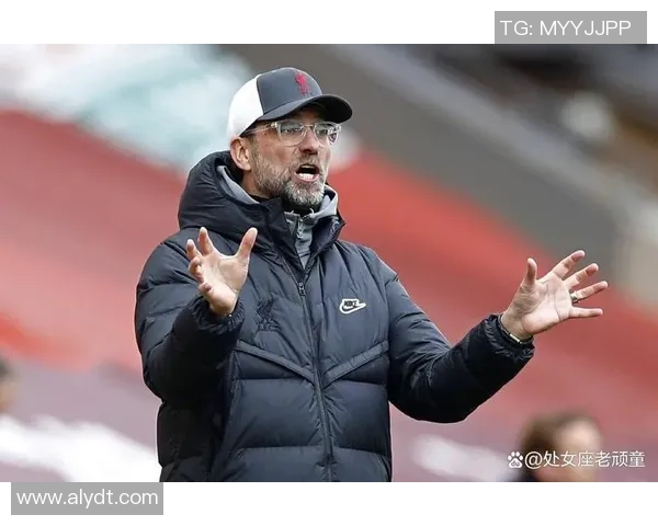 足球场上的笑脸明星男孩展现激情与活力的完美瞬间 足球场上的笑脸明星男孩展现激情与活力的完美瞬间