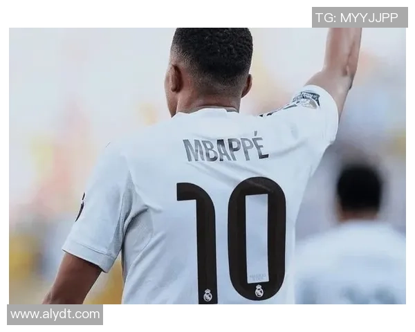 足球明星背影抱球瞬间展现力量与激情的完美结合